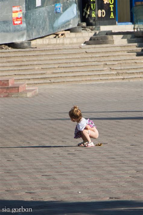 Маленькая девочка справила большую нужду — в центре Бельц Бельцы Сити