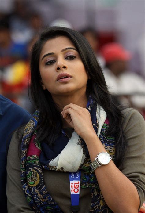 indian actress priyamani funny face closeup photos priyamani actress wallpaper actress