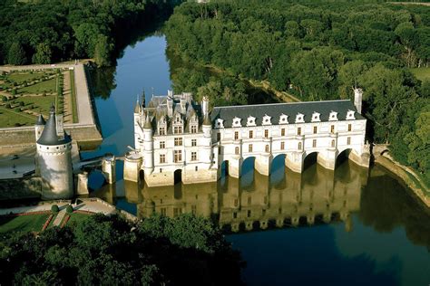 chateau de chenonceau series impressive castles  palaces located  water orangesmilecom