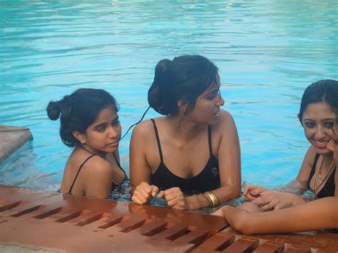 Very Hot Group Of Girls Bathing At Water Pool Chuttiyappa