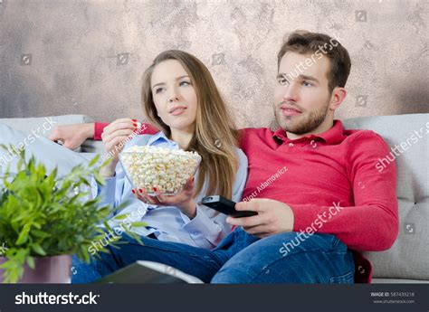 Couple Enjoys Free Time Watching Tv Foto De Stock 587439218 Shutterstock