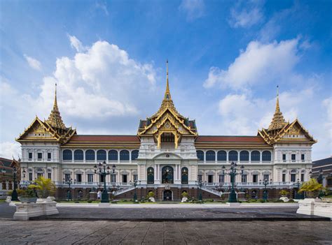 The Richest Royal In The World Has A Huge Palace—see The