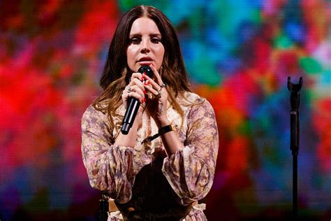 Lana Del Rey Performs Wicked Game With Chris Isaak L A Show