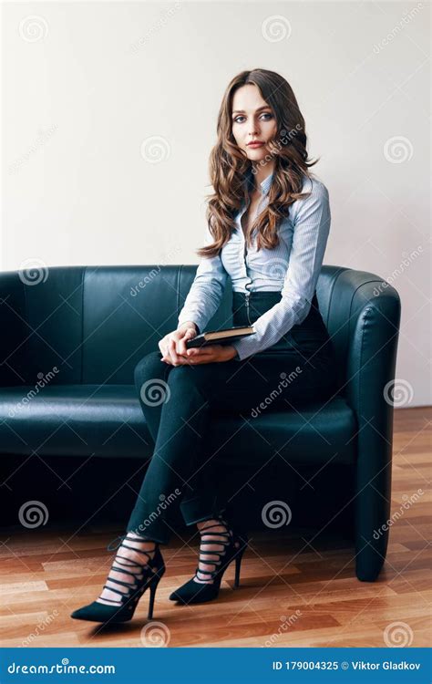 Retrato De Una Bella Psicóloga Sentada En Un Sofá Imagen De Archivo
