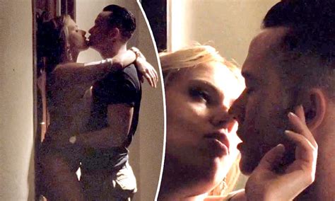 Scarlett Johansson Fends Off Sex Crazy Joseph Gordon Levitt In New Don