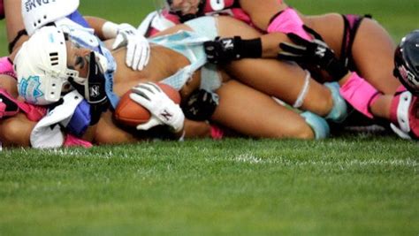 football mania avec hacksaw lingerie football frappant À tous points de vue