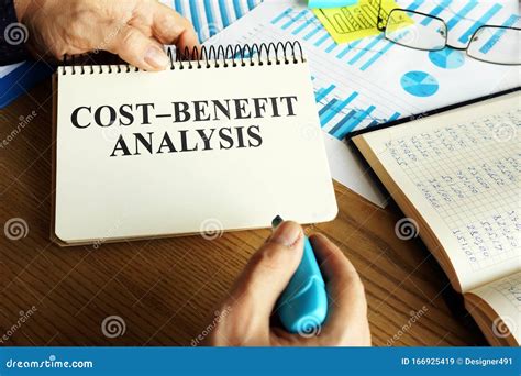 analisis costo beneficio cba  bca en la tabla imagen de archivo imagen de plan estrategia