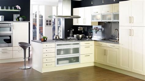 cream kitchen cabinets warm colors   cozy atmosphere deavita