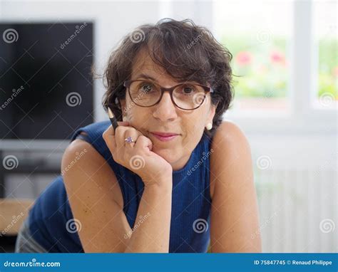 Portret Van Een Rijpe Vrouw Met Glazen Stock Afbeelding Image Of