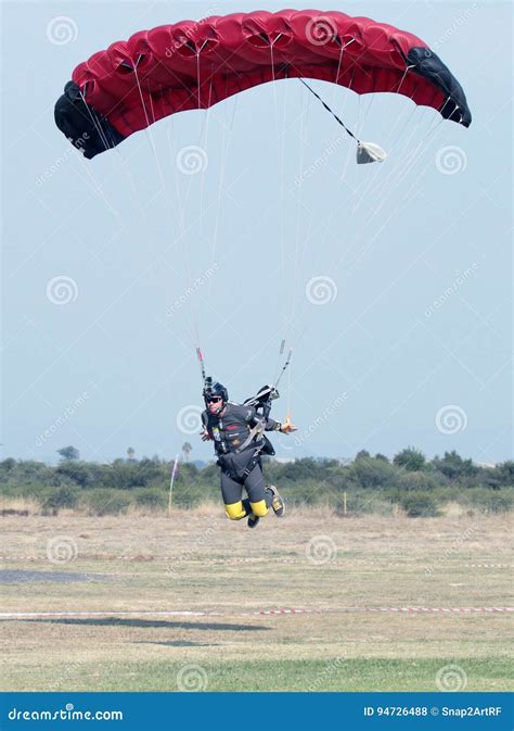 mannetje die skydiver voor extra snel het landen op gras met ope binnenkomen redactionele stock