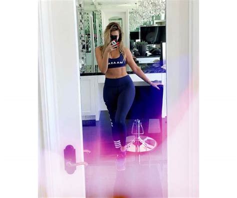 khloé kardashian s sexy new selfie proves she s fitnessgoals shefinds