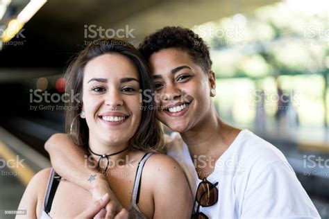 Photo Libre De Droit De Portrait De Jeune Couple De Lesbiennes Banque D