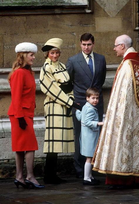 wont    reasons  royal family christmas photo diana real  fact