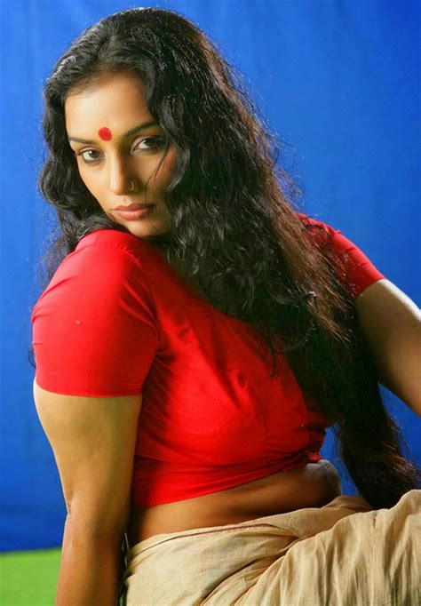 actress swetha menon hot photoshoot pics in saree