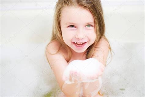 nettes kleines mädchen beim waschen in der badewanne stockfotografie