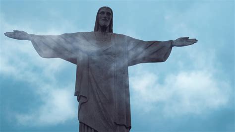 la imagen mas sobrecogedora  rayo cae sobre el cristo redentor de brasil