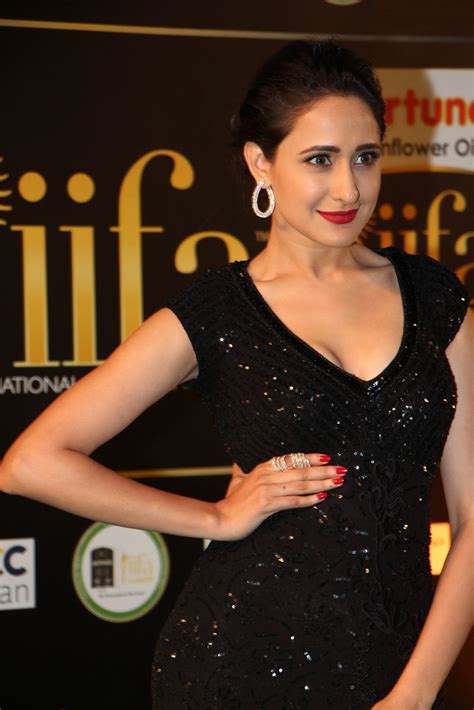 high quality bollywood celebrity pictures pragya jaiswal super sexy