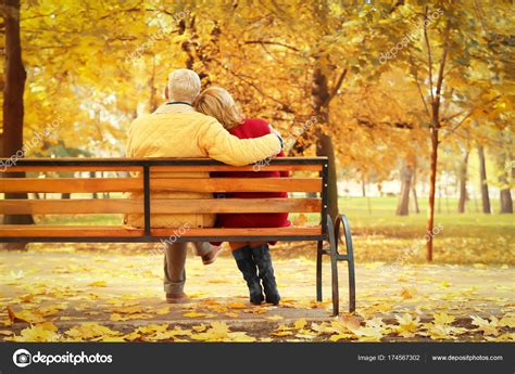 Elderly Couple Sitting On Bench In Autumn Park — Stock