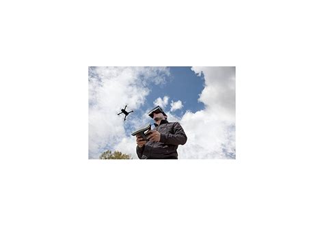 parrot bebop  pack de dronelunette fpvskycontroller pour smartphonetablette blanc