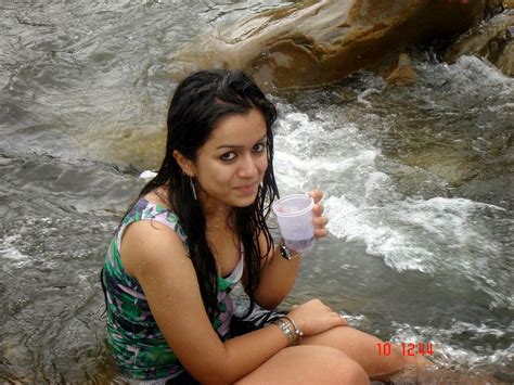 indian hot tourist girls group bathing in river photos girl group