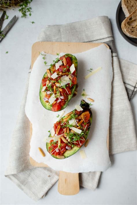 avocado mit tomaten parmesan fuellung  schnelle einfache rezepte