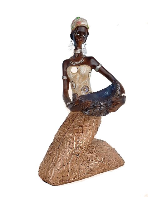 afrikaanse beeldje vrouw knielend met schaal tabakbladeren womens favorites