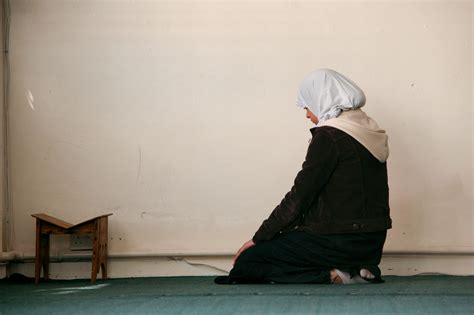 praying muslim woman imb