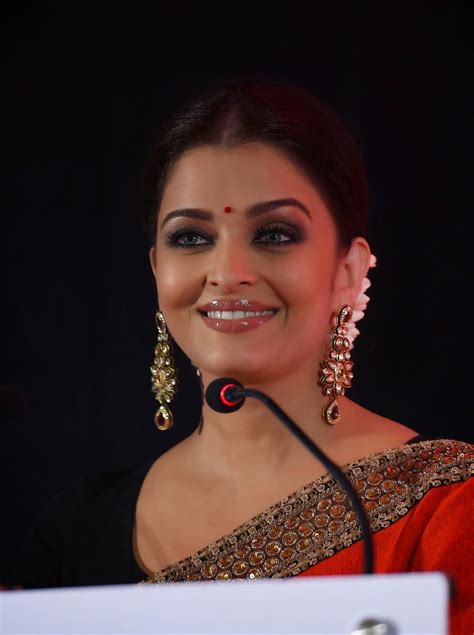 Aishwarya Rai Looks Stunning In Saree At The Launch Of