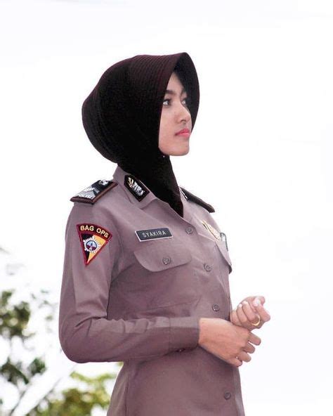 Polisi Wanita Berhijab Cantik Dinas Di Jakarta Military Women Police