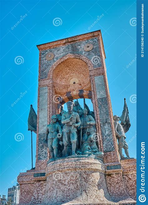 turkije istanbul  het bekendste plein  morgens met details  het monument van de
