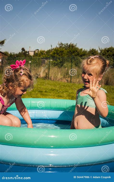 ninas en piscina foto de archivo imagen de adorable