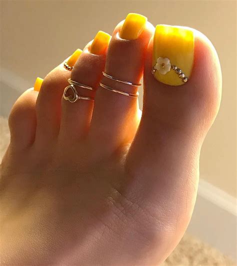 lola👣👸🏻 on instagram “🌼” summer toe nails yellow toe nails toe nails
