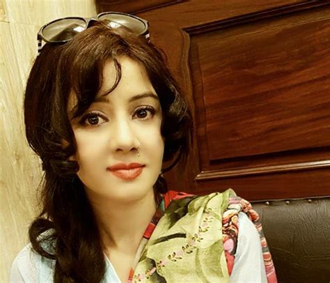 pak actress rabi pirzada slams bollywood saying that it