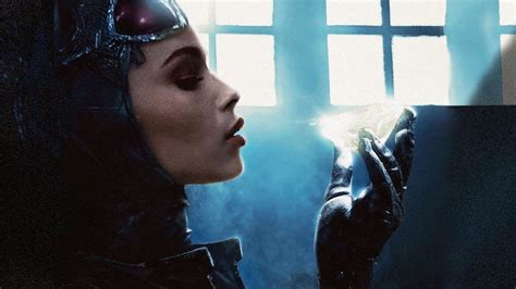 the batman 2021 catwoman first look zoe kravitz robert pattinson