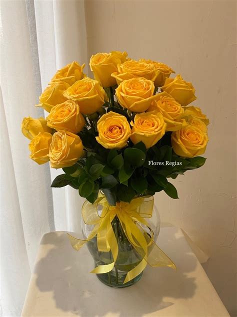 rosas amarillas en florero de cristal flores regias