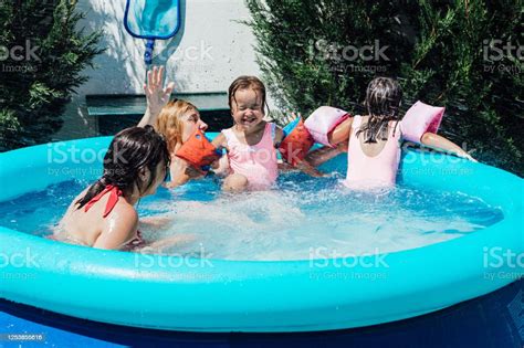 레즈비언 여자의 몇 목욕 에 이 수영장 와 그들의 딸 딸에 대한 스톡 사진 및 기타 이미지 딸 아이 여자 동성애자