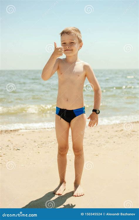 jongen  zwembroek stock foto image  activiteit