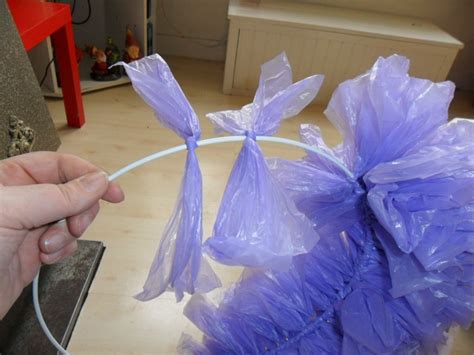 krans maken van plastic tassen kransen werkjes plastic zakken