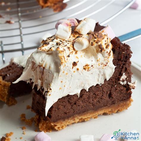 Hot Chocolate Baked Cheesecake With Toasted Marshmallow Fluff