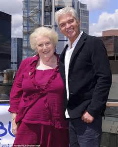 phillip schofield dedicates this morning s tv choice award to late denise robertson daily mail