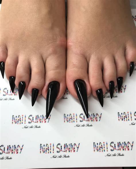 people are extra long toe nails this summer