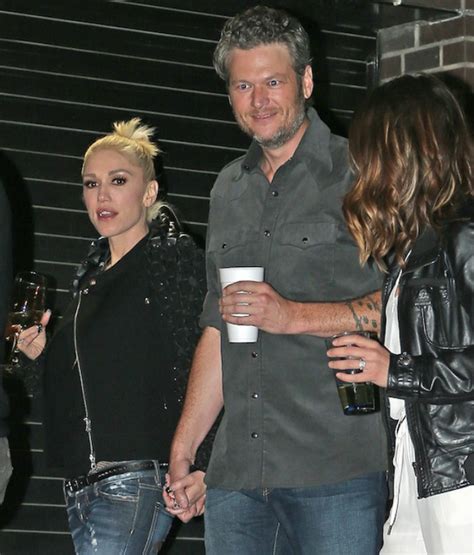 blake shelton and gwen stefani joined at the wrist