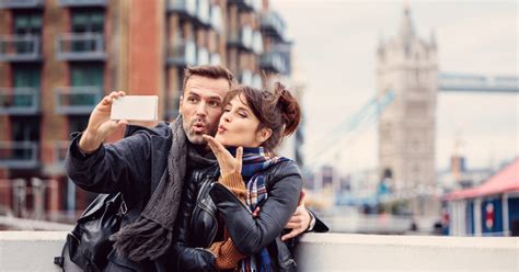 how to take the best couple selfie on your mobile phone