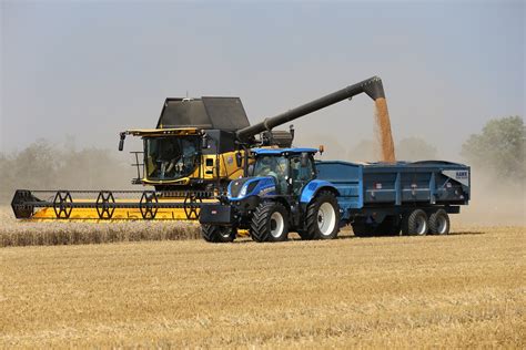 holland launches  model   rotary combine   agrilandie