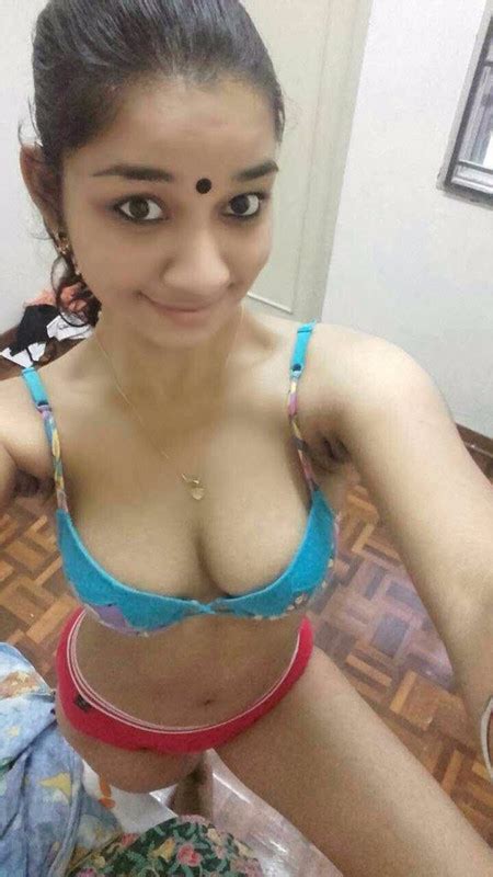 Sexy Desi College Hindu Girl Exposing Her Body