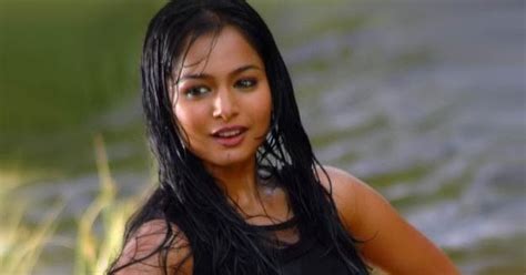 indian hot actress kalyani navel show parunthe fame