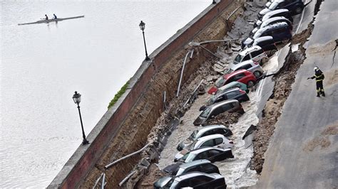 sinkhole swallows cars in florence the new york times