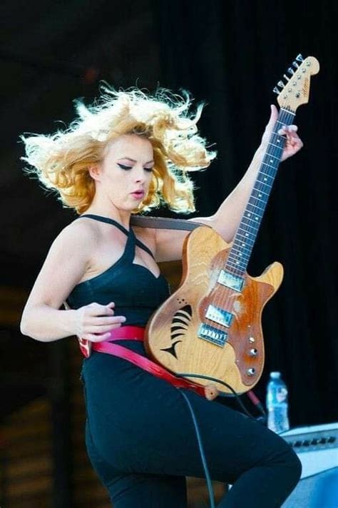 Épinglé Sur Sexy Female Guitarist