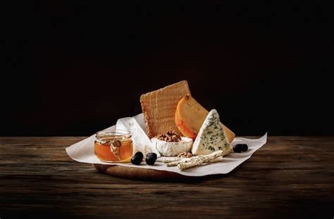 verschillende soorten kazen plakjes kaas brie  camembert met parmezaanse kaas premium foto