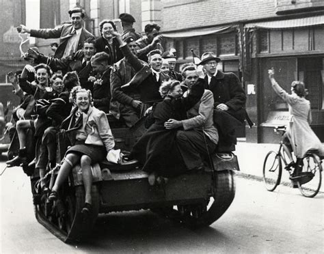 mei  mensen op tank bij bevrijding hilversum bronnenbank tweede wereldoorlog oude